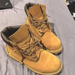 Boys, Size 5 M. Waterproof timberland working boots.